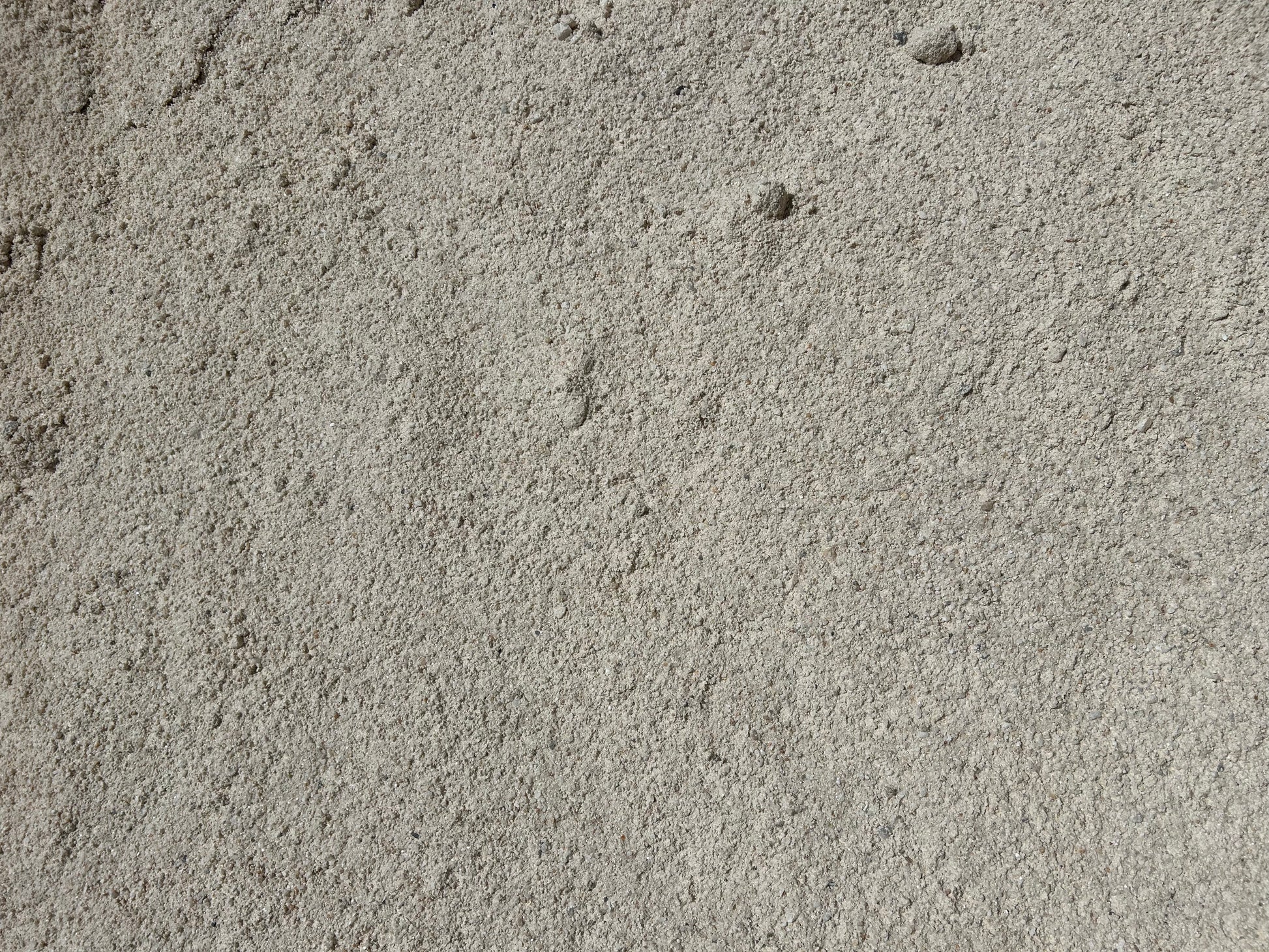 White decomposed granite with clean white and light gray tones